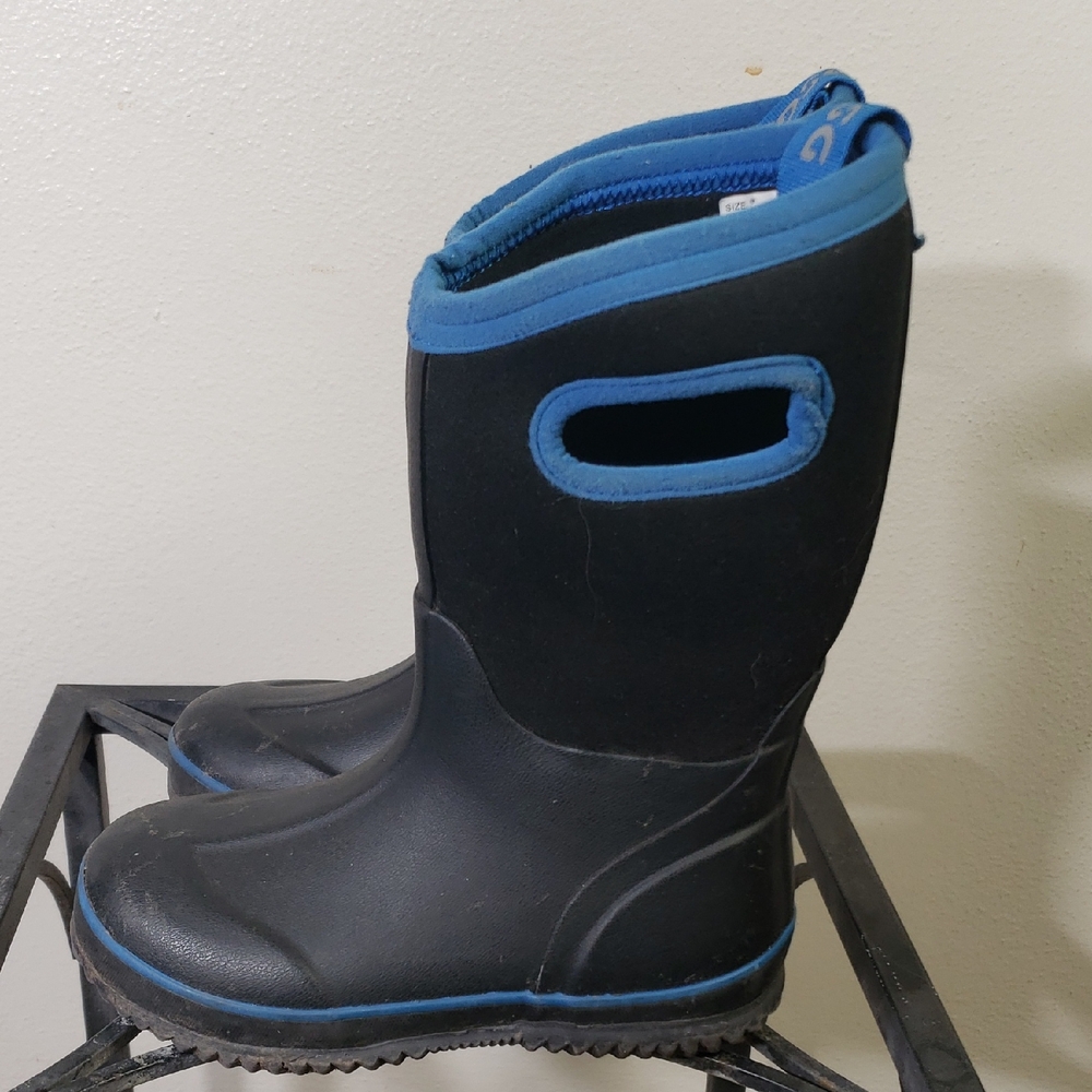 DSG Kids Size 11 Black and Blue Kids Boots